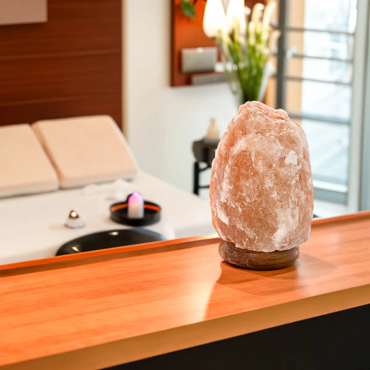 La lámpara de sal del Himalaya con base de madera de Leroy Merlin