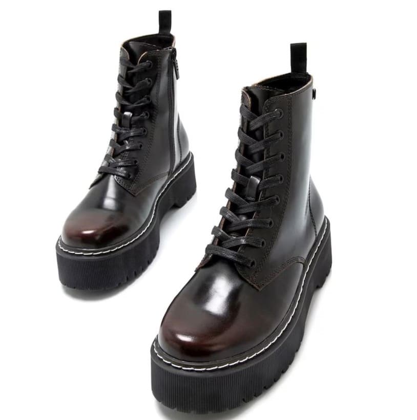 Botines planos estilo militar con suela gruesa