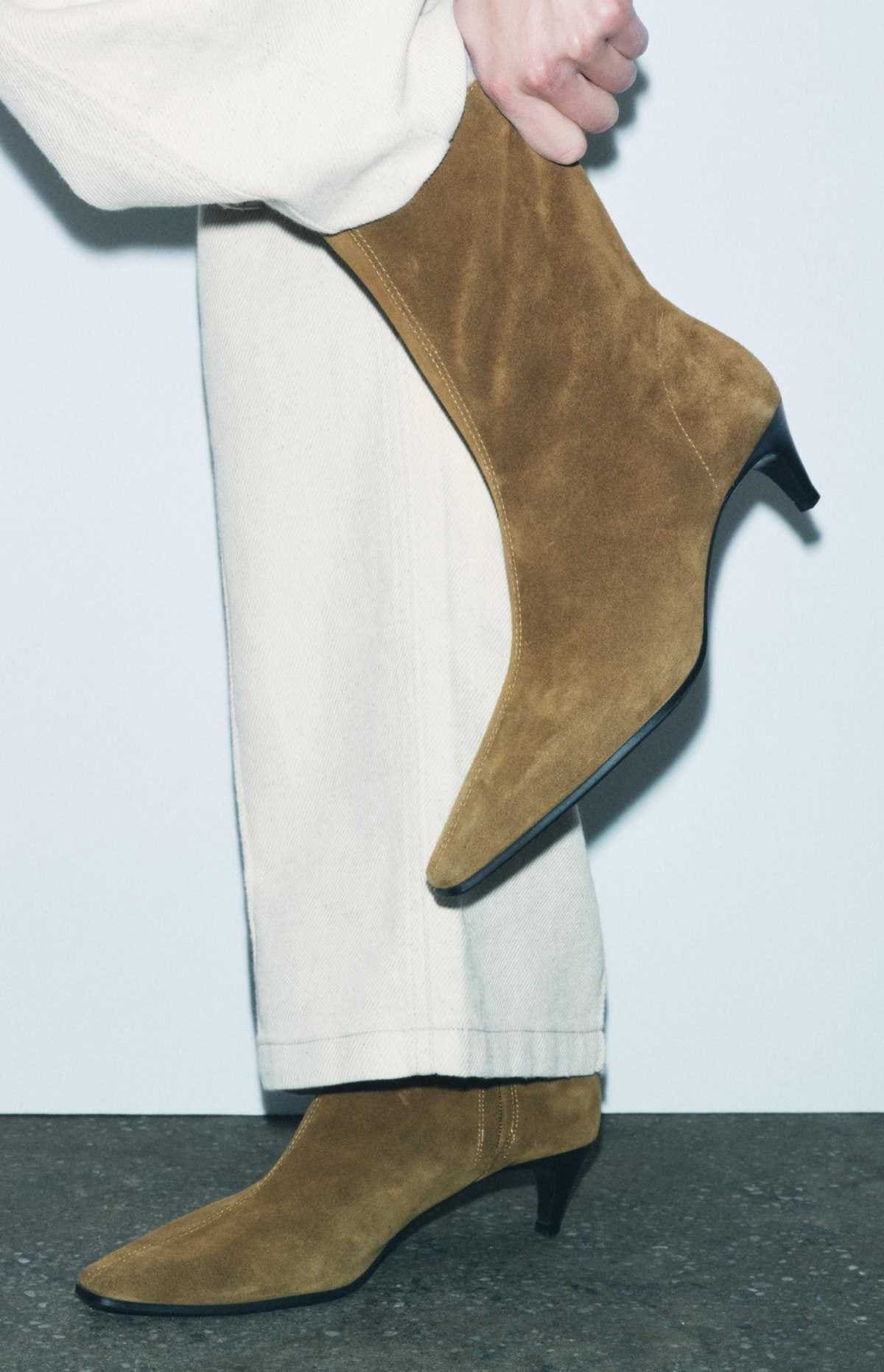 Botín tacón kitten serraje de Zara