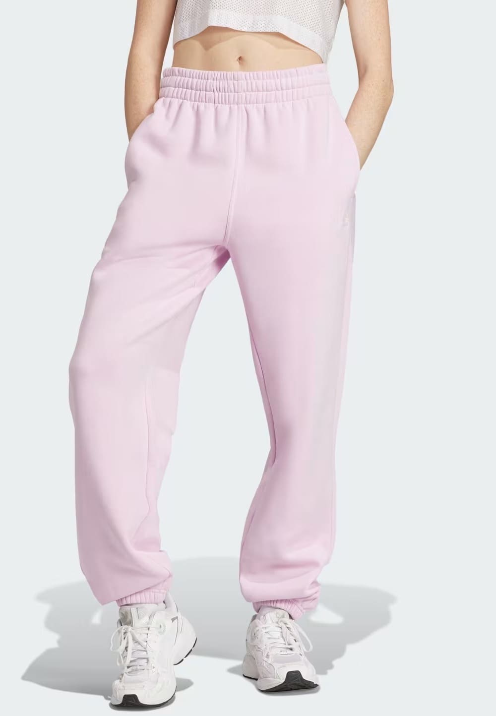 El pantalón Essentials Fleece rosa de Adidas para combinar con su sudadera