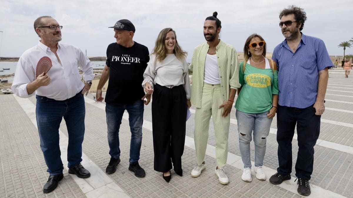 La concejal Maite González, en el centro de la imagen junto al bailaor Eduardo Guerrero