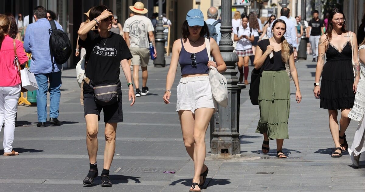 Turistas paseando por las calles de Andalucía