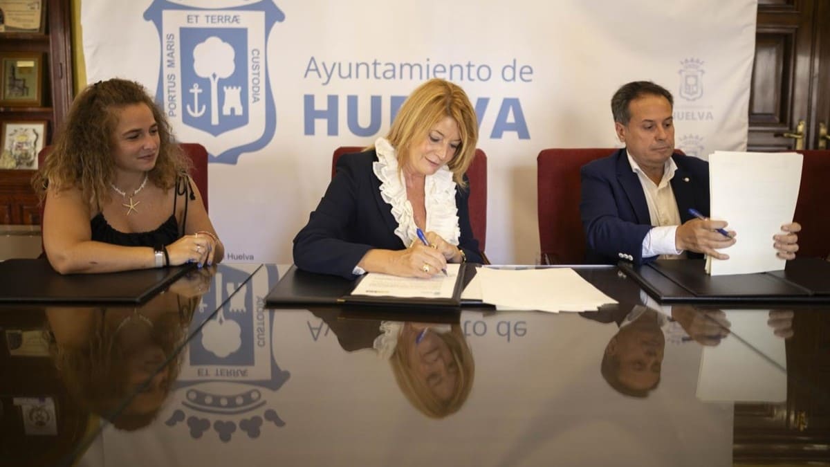 La alcaldesa Pilar Miranda, firmando el convenio