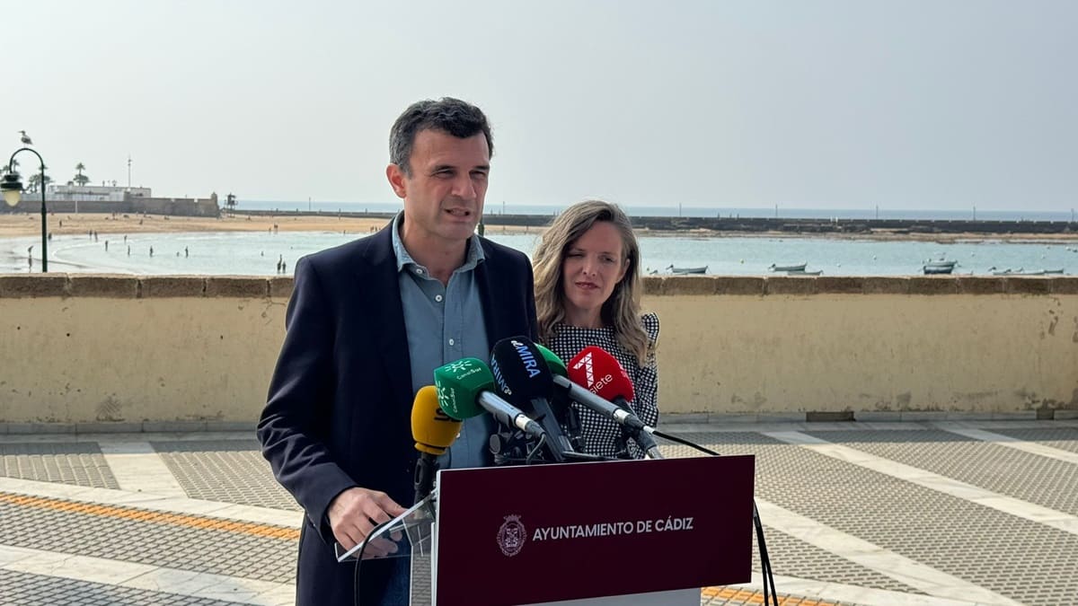 El alcalde Cádiz, Bruno García, junto a la concejal Maite González