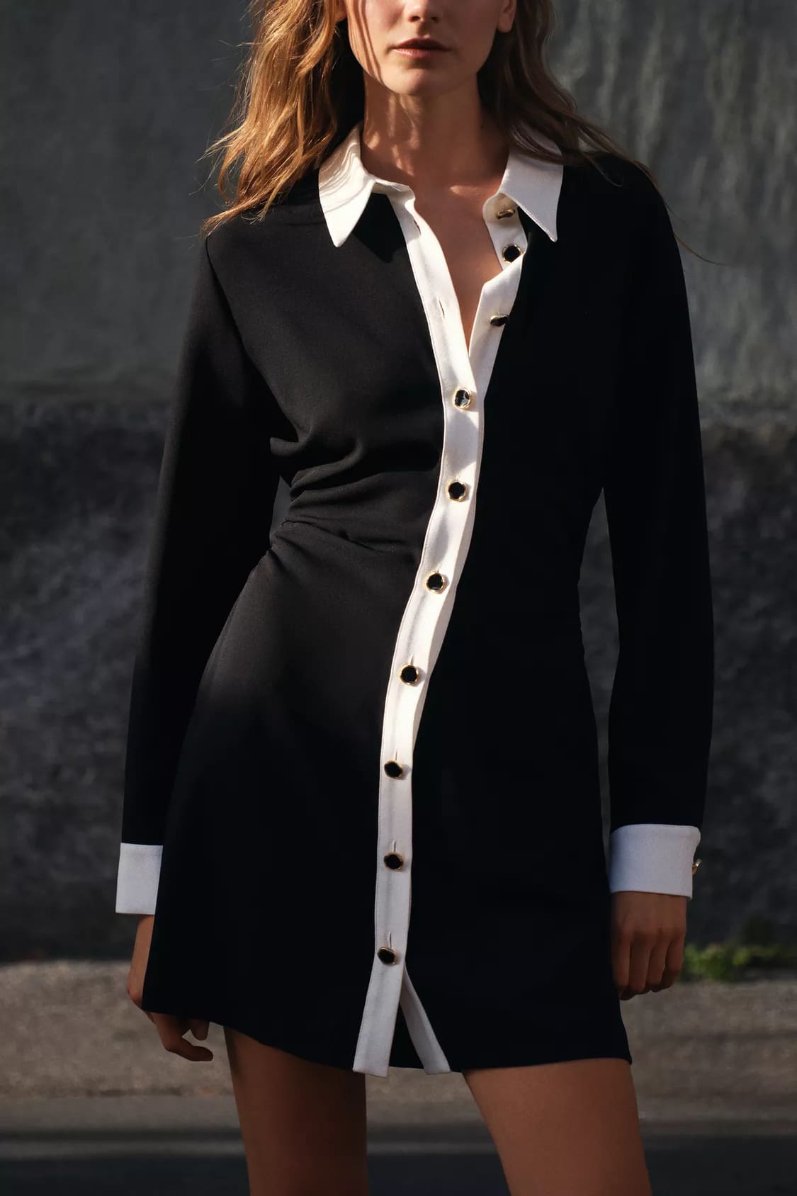 El nuevo vestido mini crepe en color negro de Zara