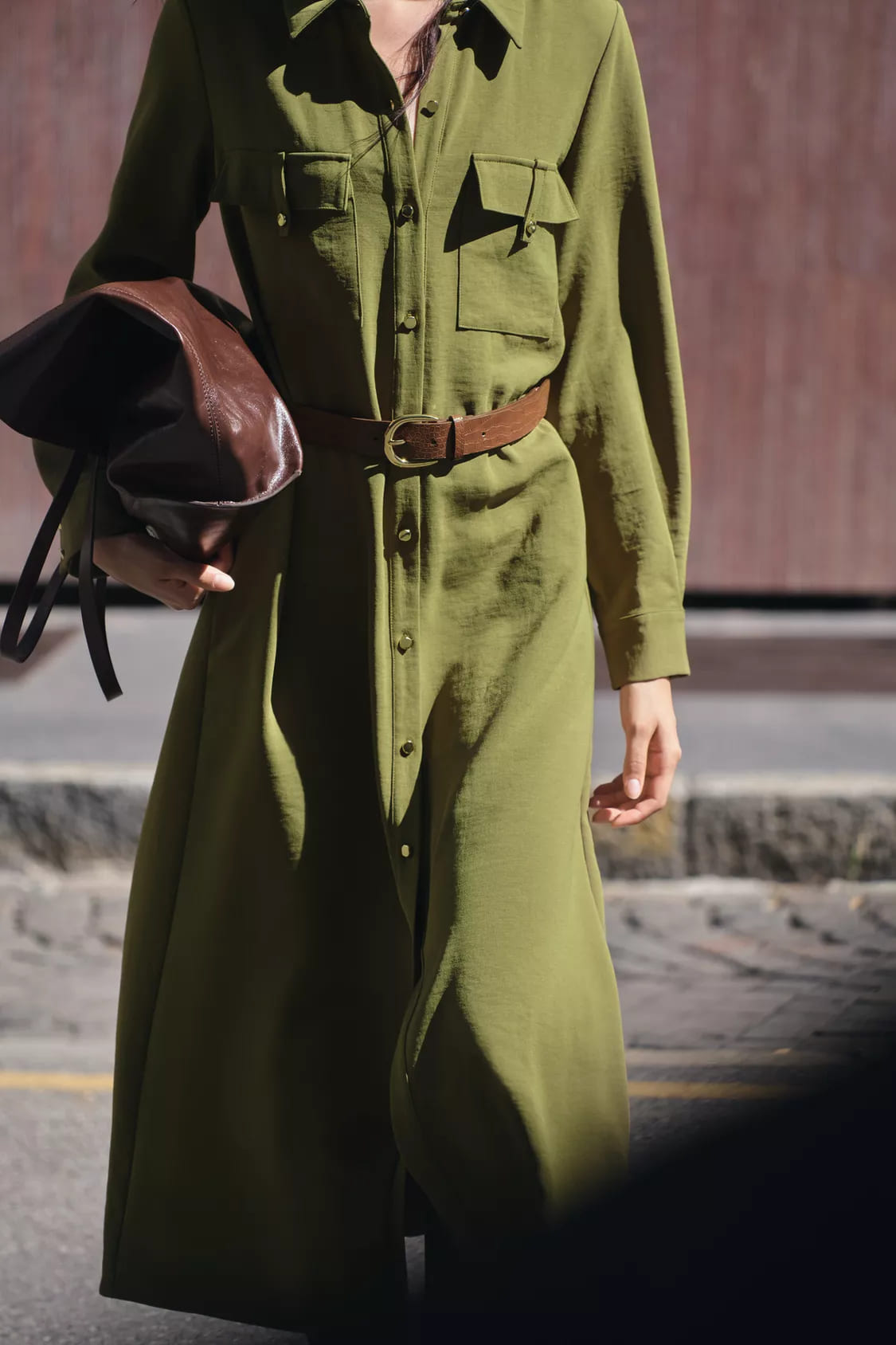 El nuevo vestido camisero con cinturón color caqui de Zara