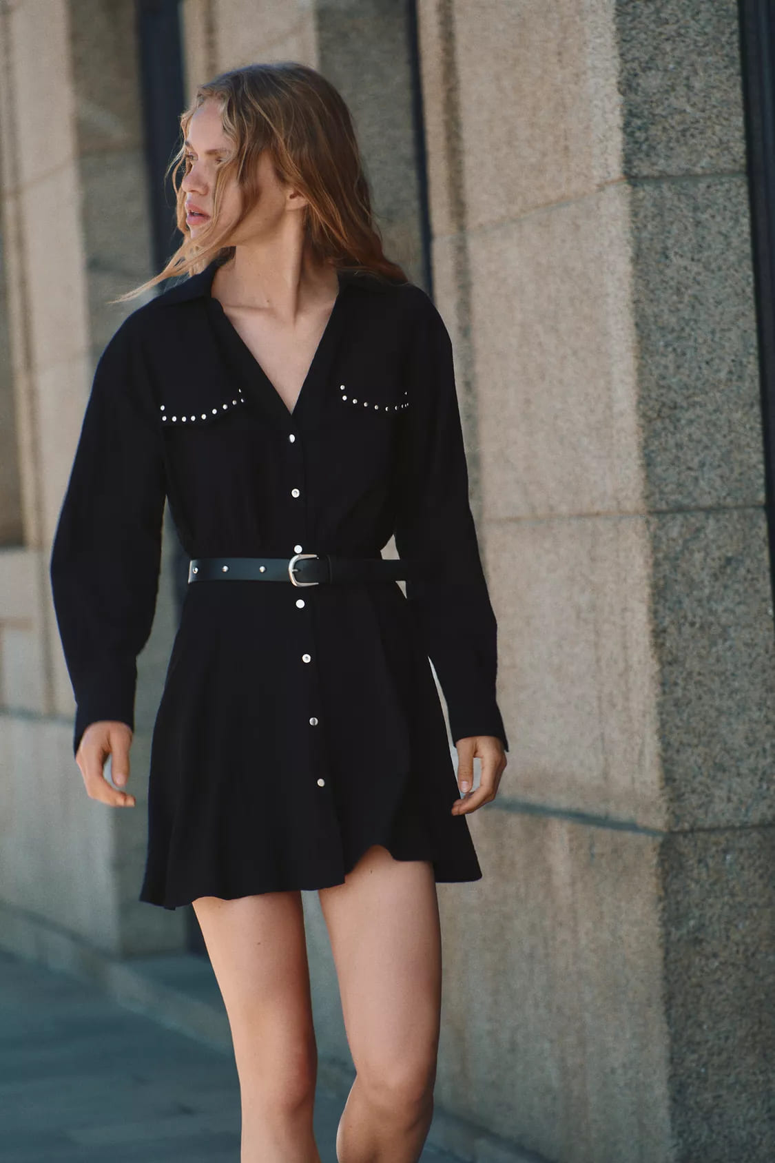 El nuevo vestido mini con tachas y cinturón de Zara