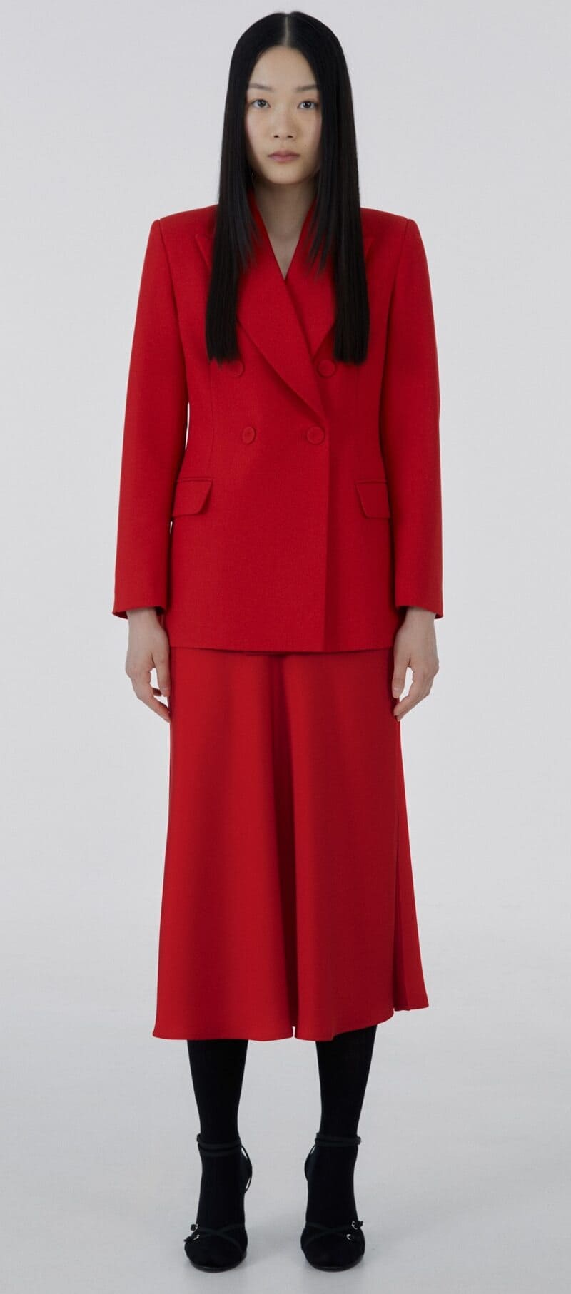 La nueva chaqueta blazer cruzada con botón de Sfera