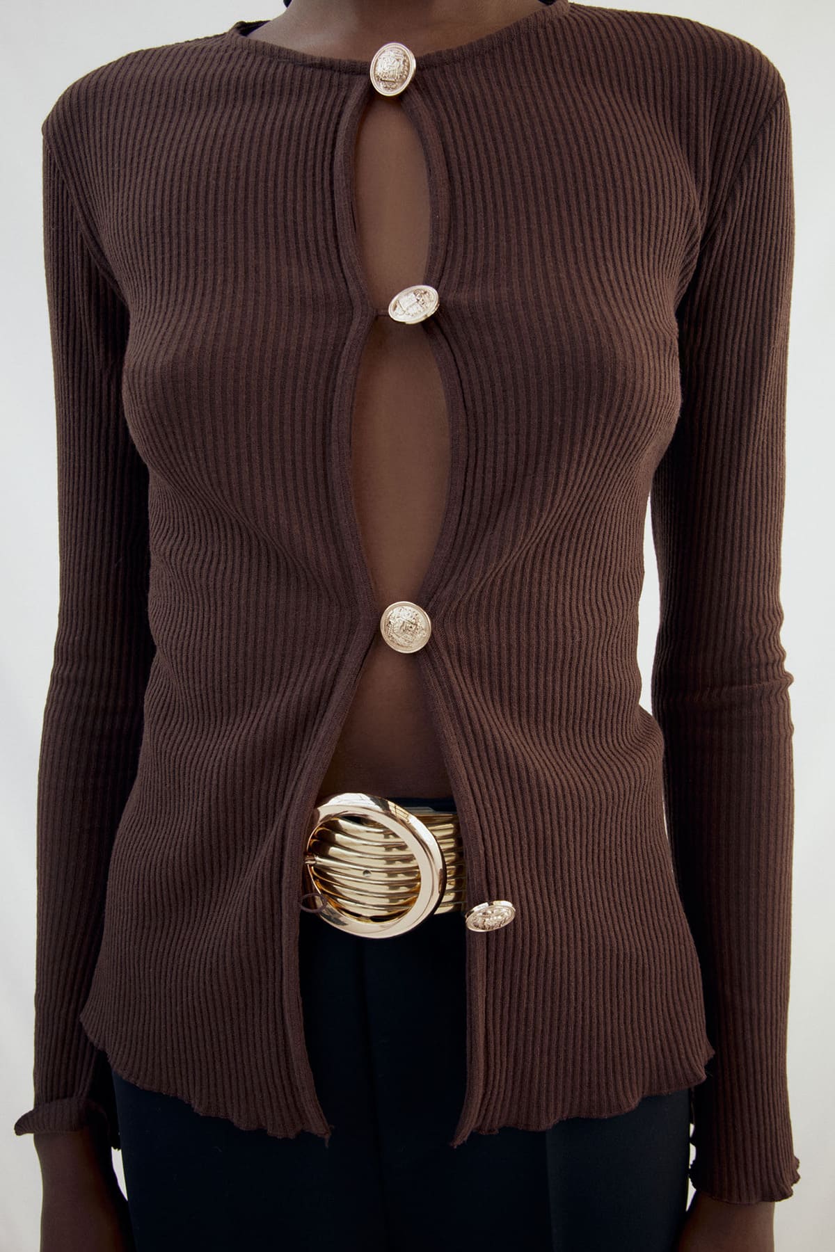 La nueva chaqueta con botones dorados de Sfera