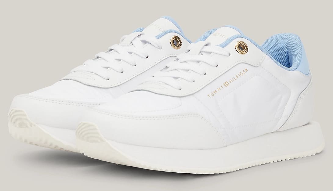 Las zapatillas de estilo running en piel con detalles en azul de Tommy Hilfiger