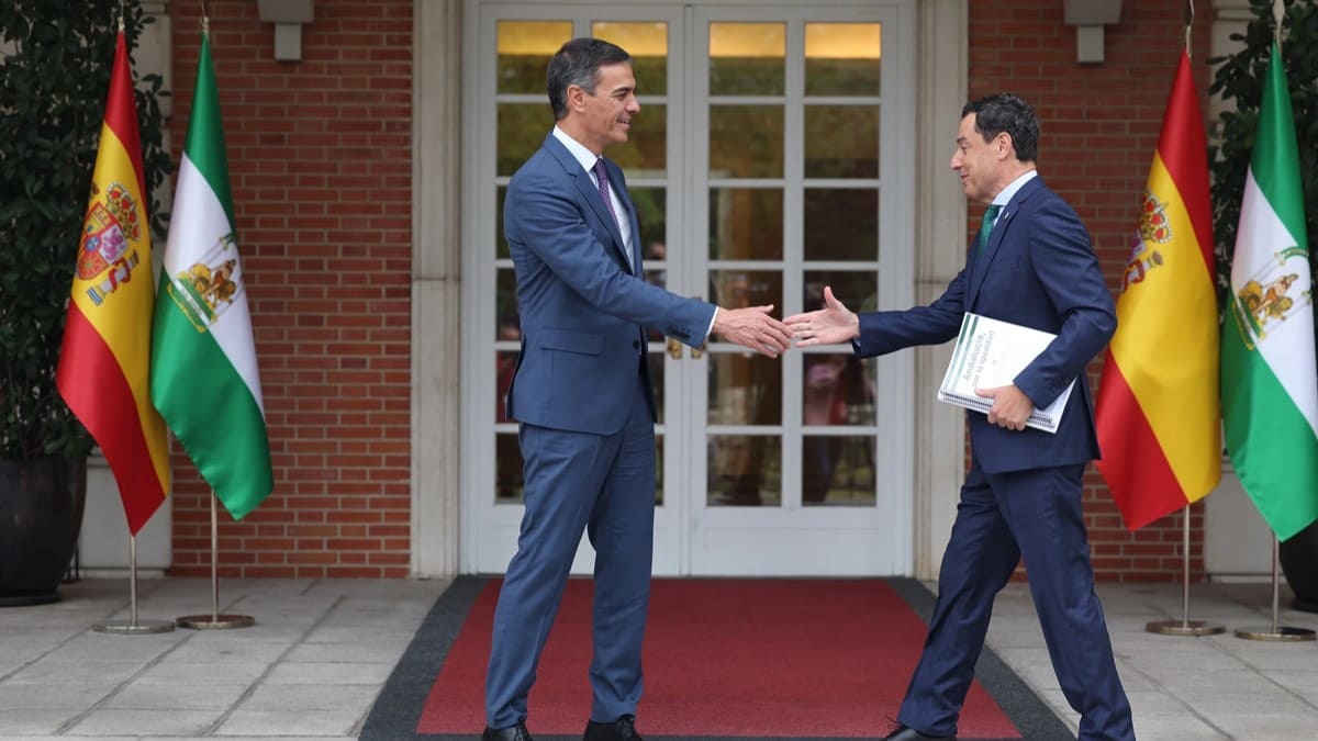 Pedro Sánchez recibiendo a Juanma Moreno en Moncloa