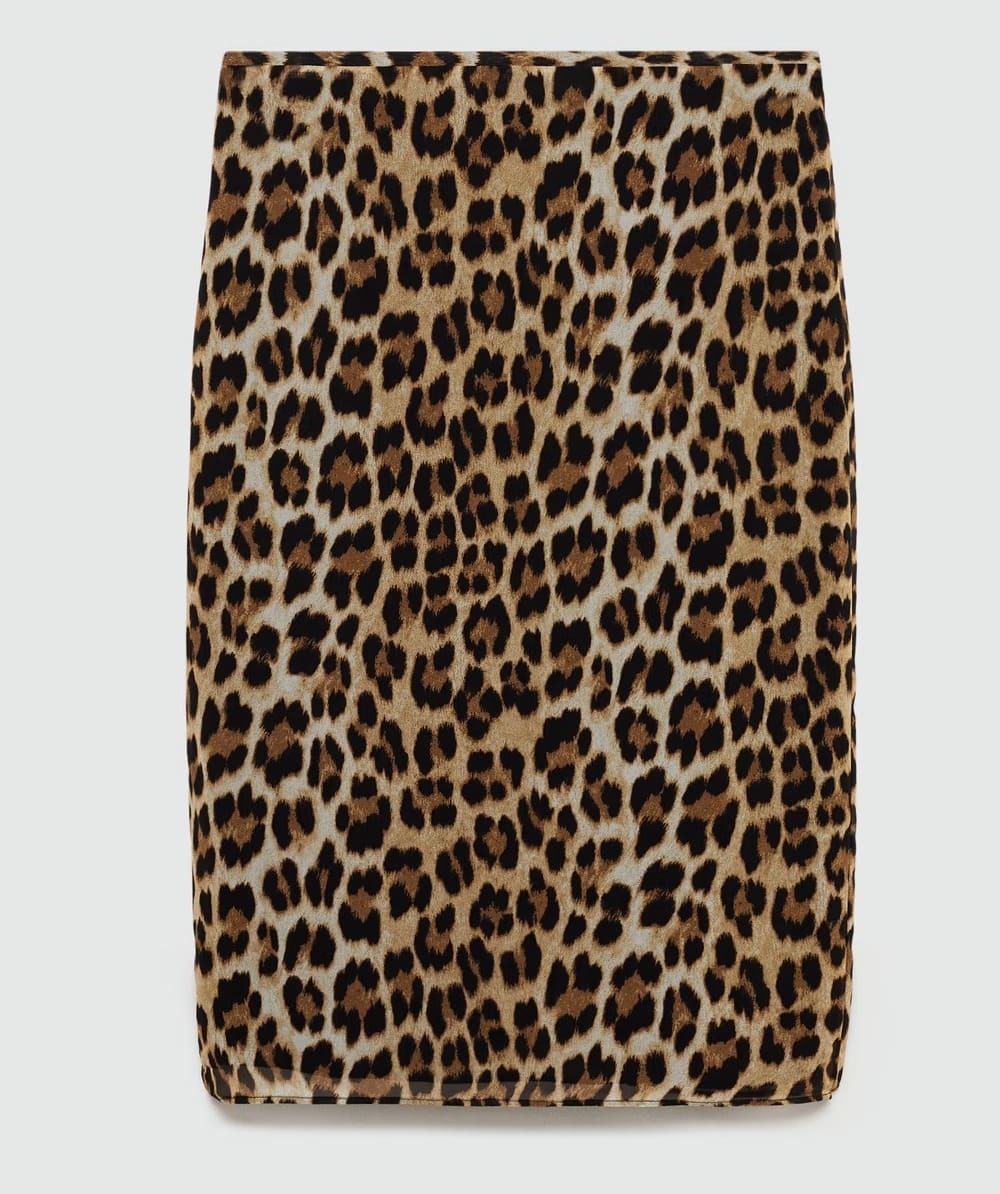 La falda midi con estampado de leopardo de Mango