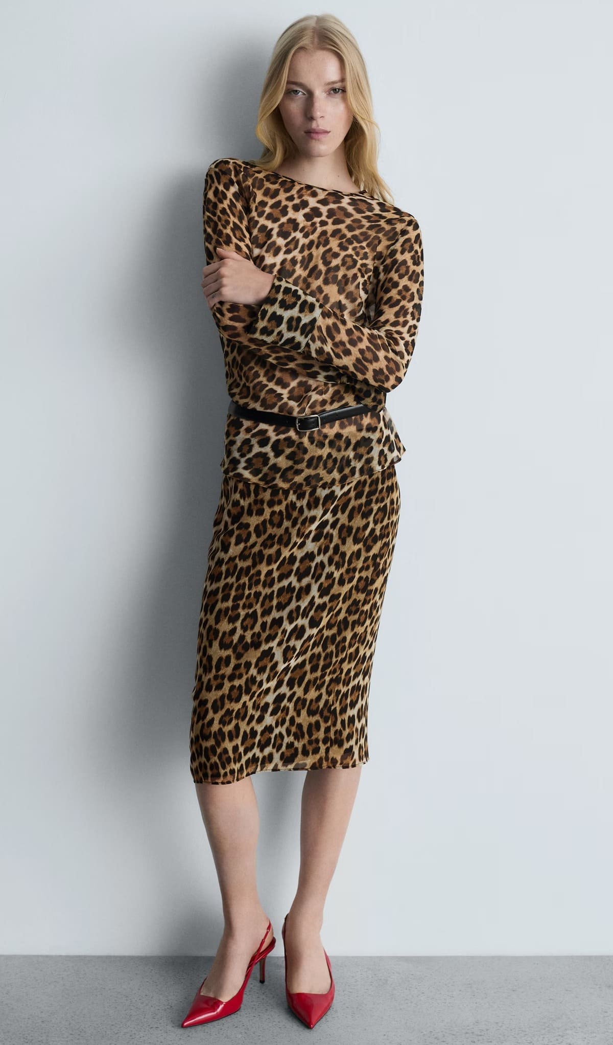 La falda midi con estampado de leopardo de Mango
