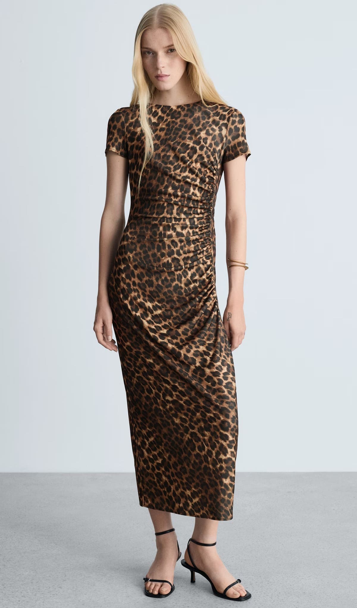 El vestido de leopardo con detalles fruncidos de Mango