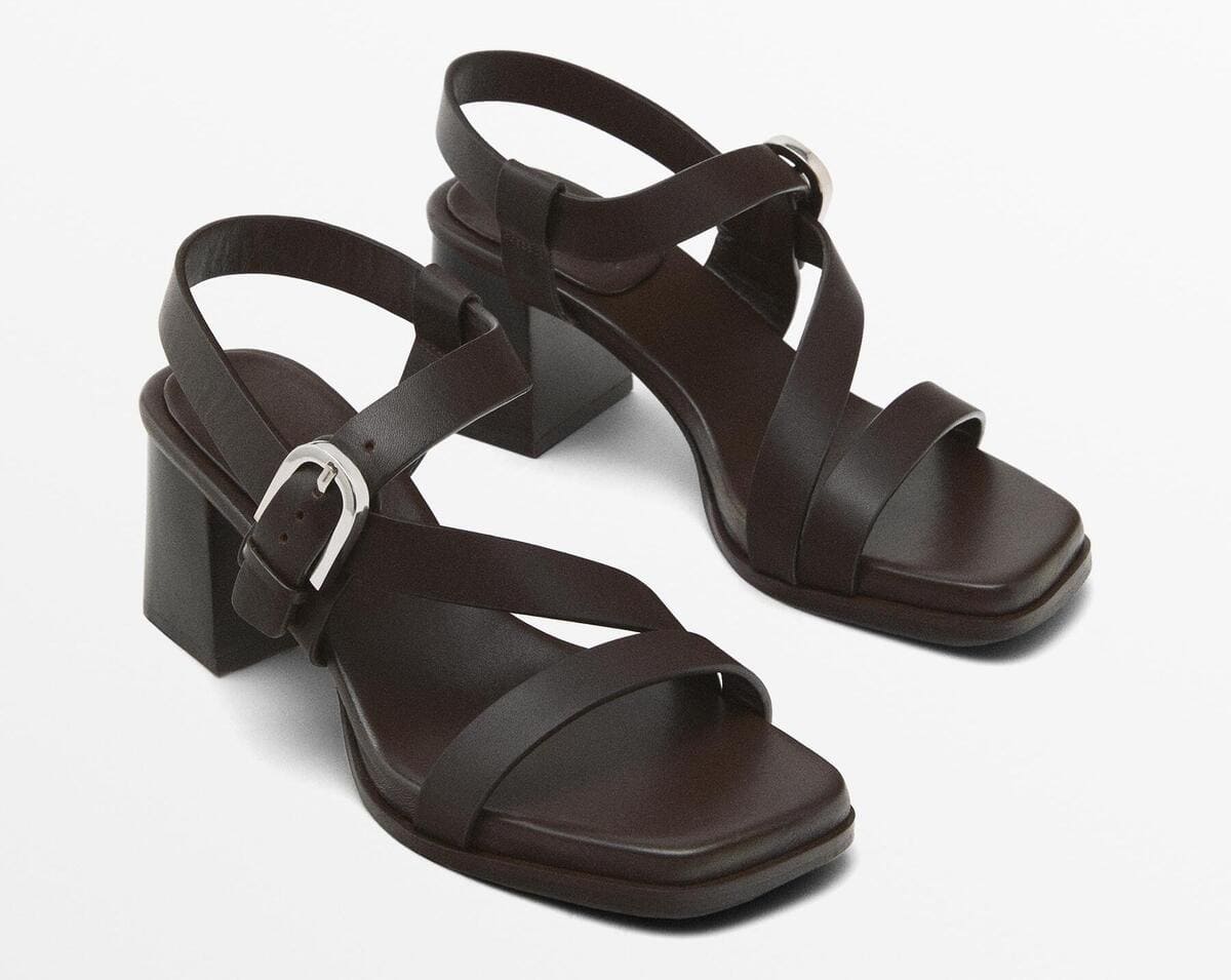 Las sandalias con tacón ancho y hebillas de Massimo Dutti