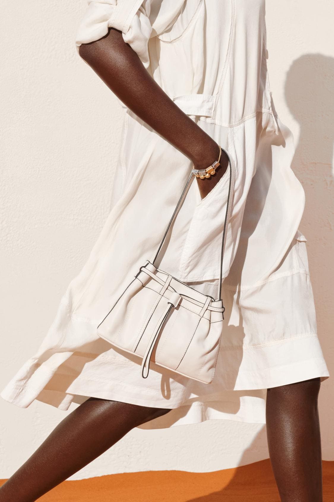 El bolso de hombro blanco LTHR BG 13 de Zara para llevar con sus zapatillas bamba