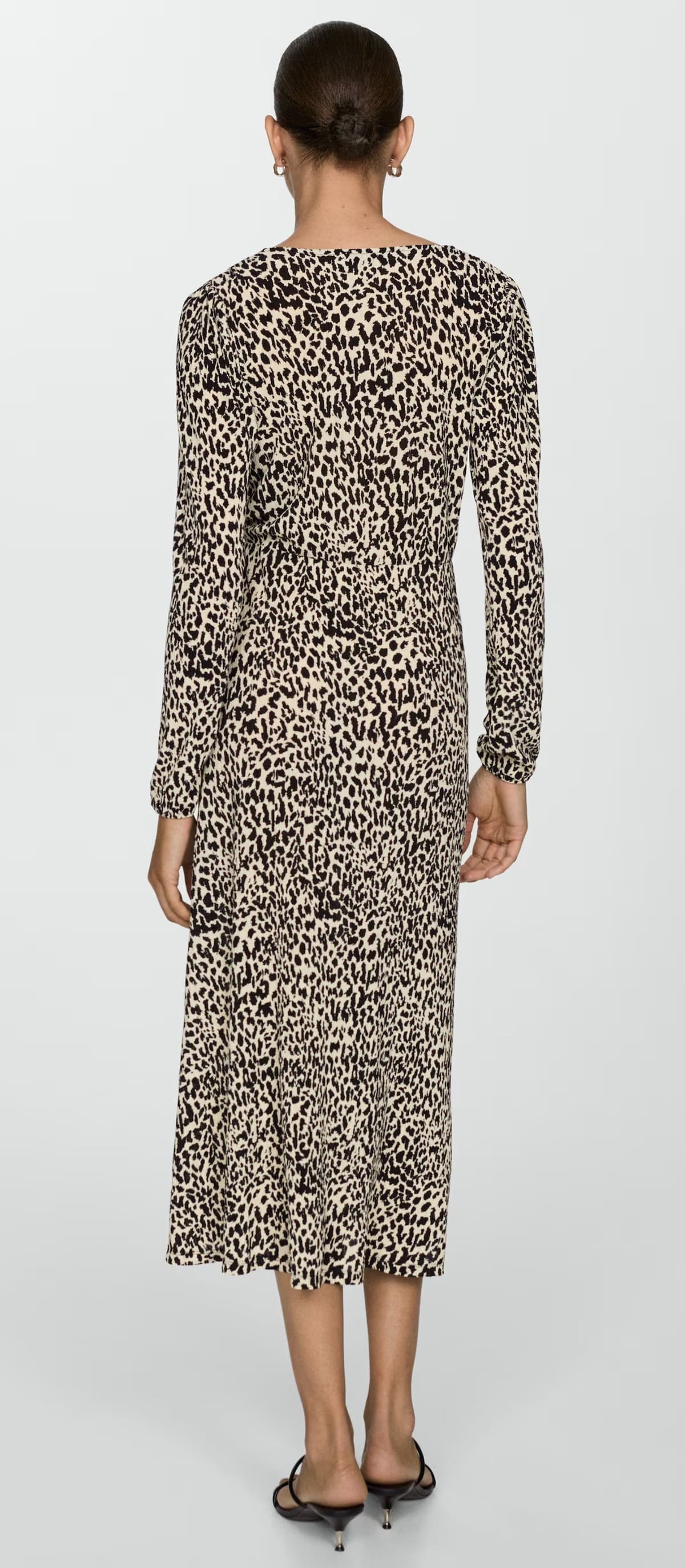 El vestido largo con estampado de leopardo de Mango