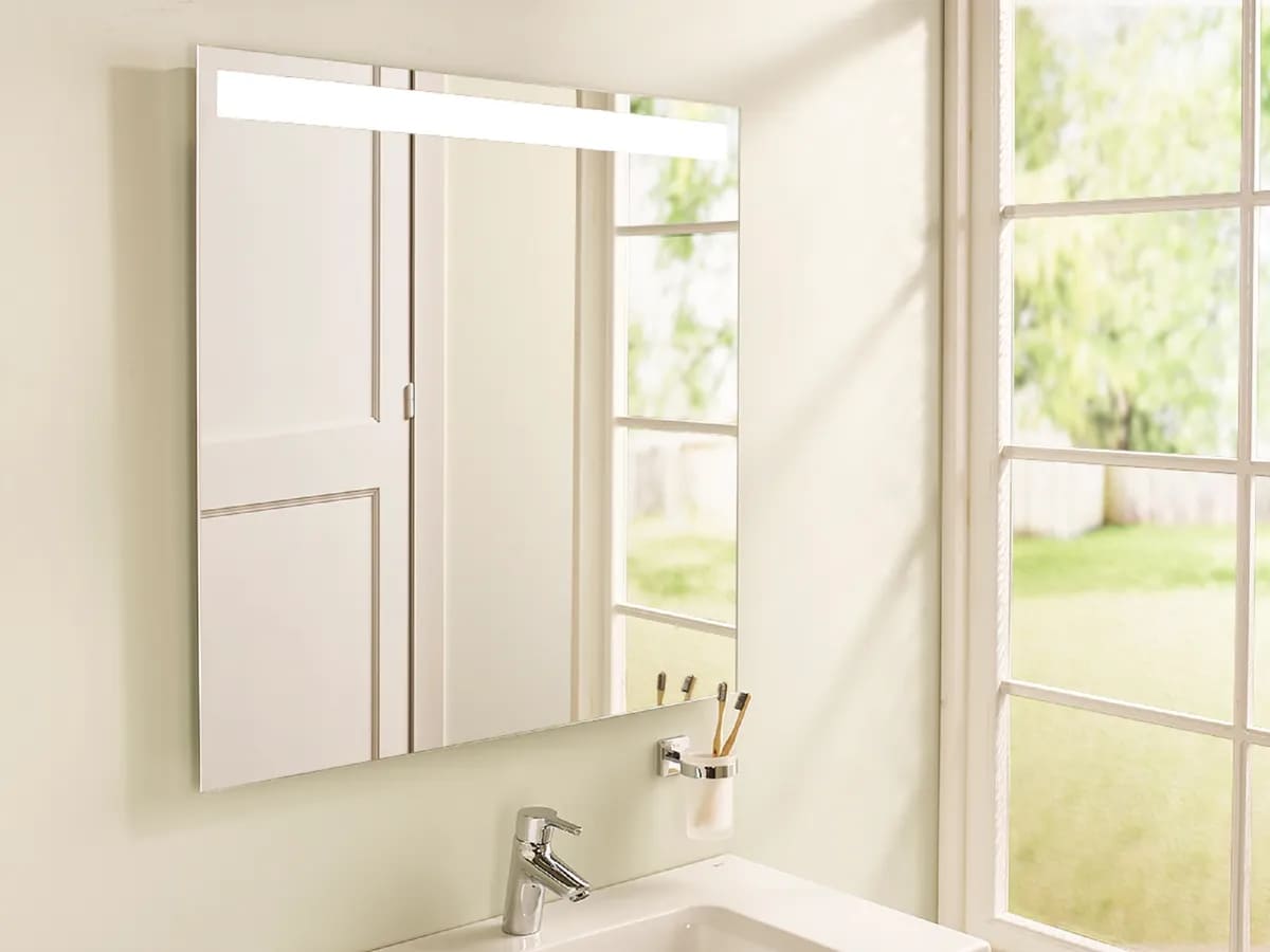 El espejo de baño con luz LED Roca Hypnos de Leroy Merlin