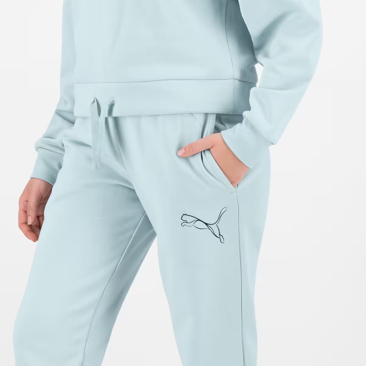 El nuevo pantalón jogger de Puma para mujer azul claro en Decathlon