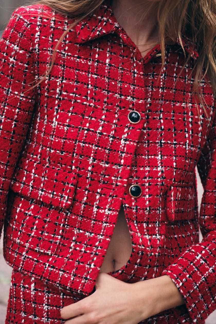 Chaqueta estructura hombreras de Zara