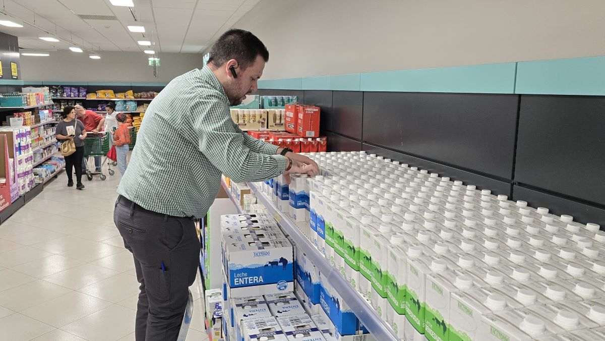 Trabajadores de Mercadona reponiendo en un supermercado | Jesús Catalán
