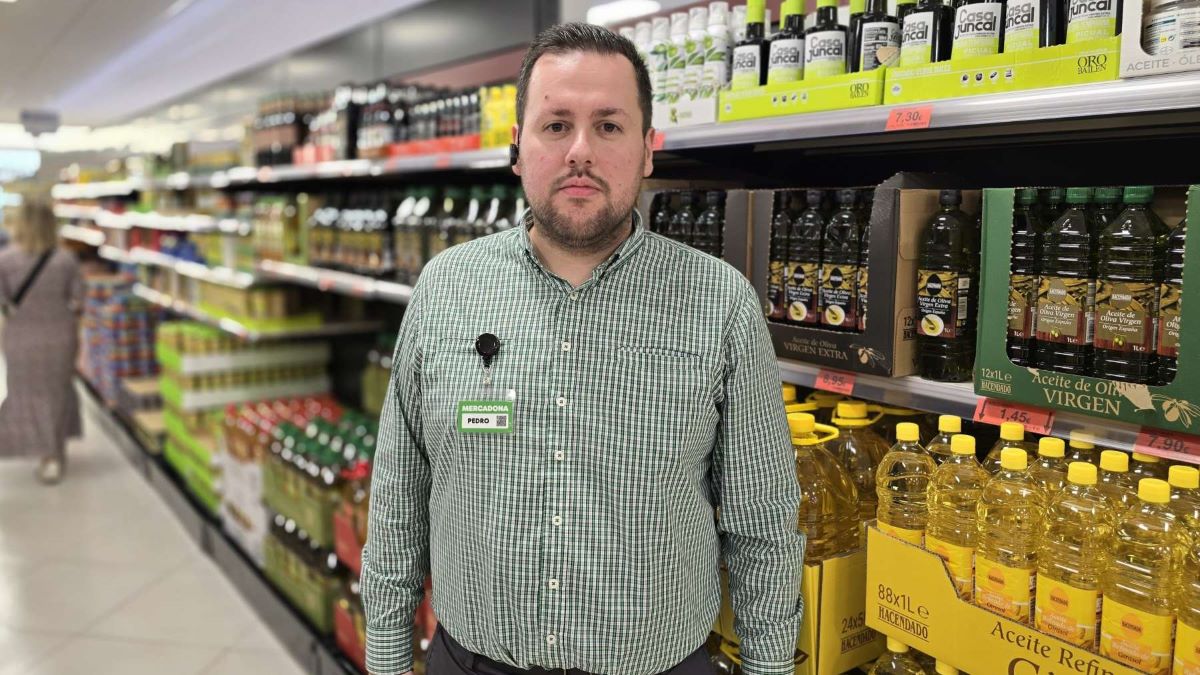 Trabajadores de Mercadona reponiendo en un supermercado (4)