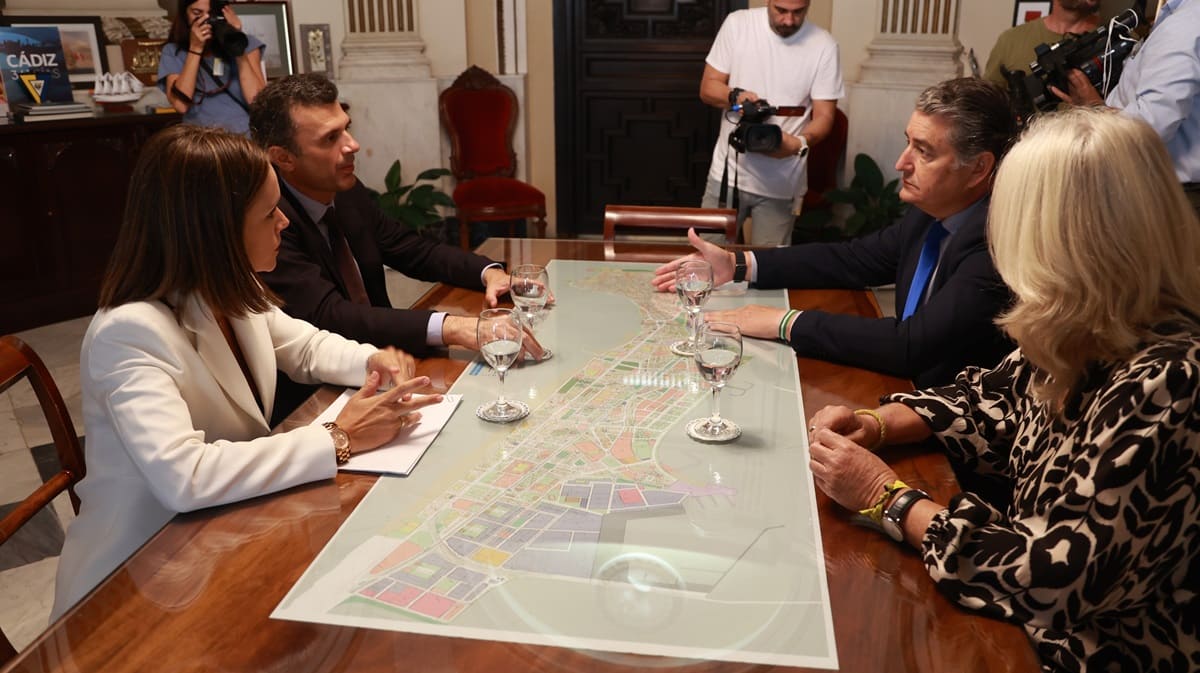 Antonio Sanz, junto a Mercedes Colombo, Beatriz Gandullo y Bruno García | Cristo García