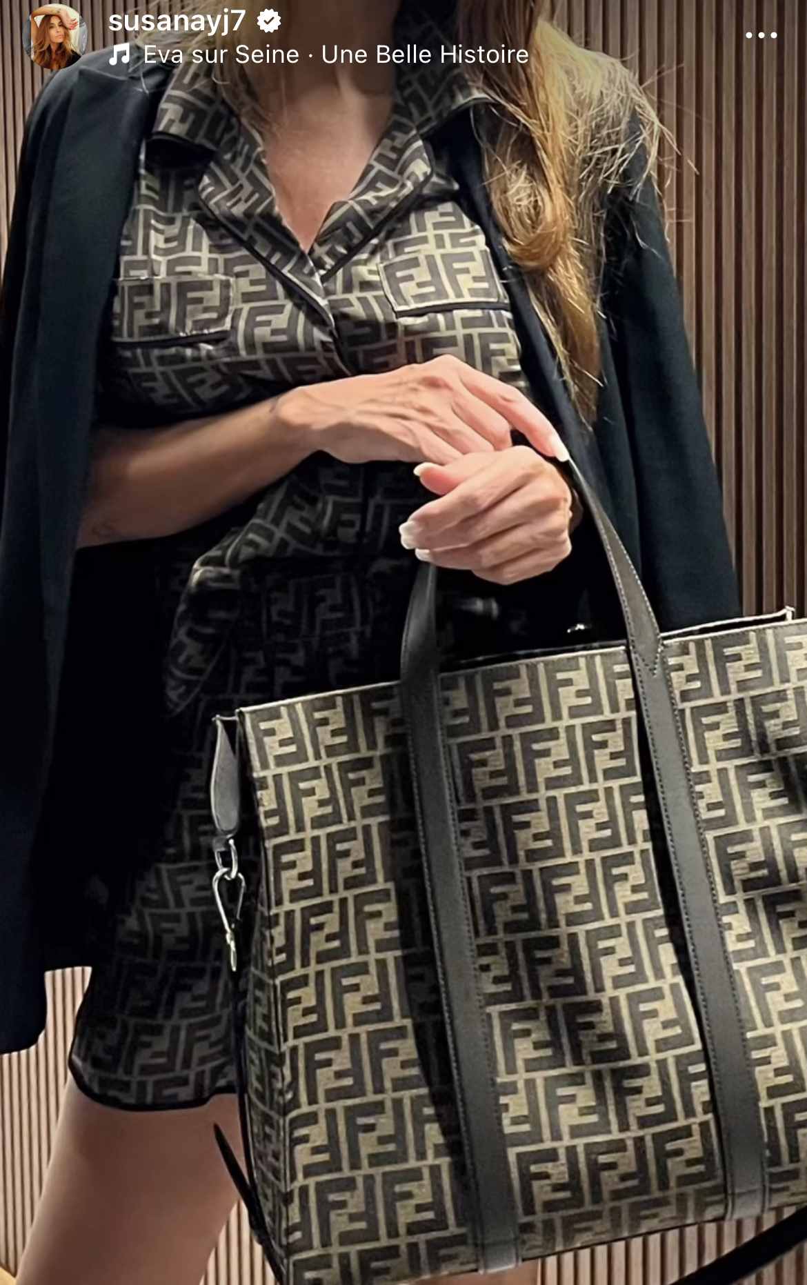 Susana Saborido, la mujer de Joaquín, posando con el conjunto de Fendi