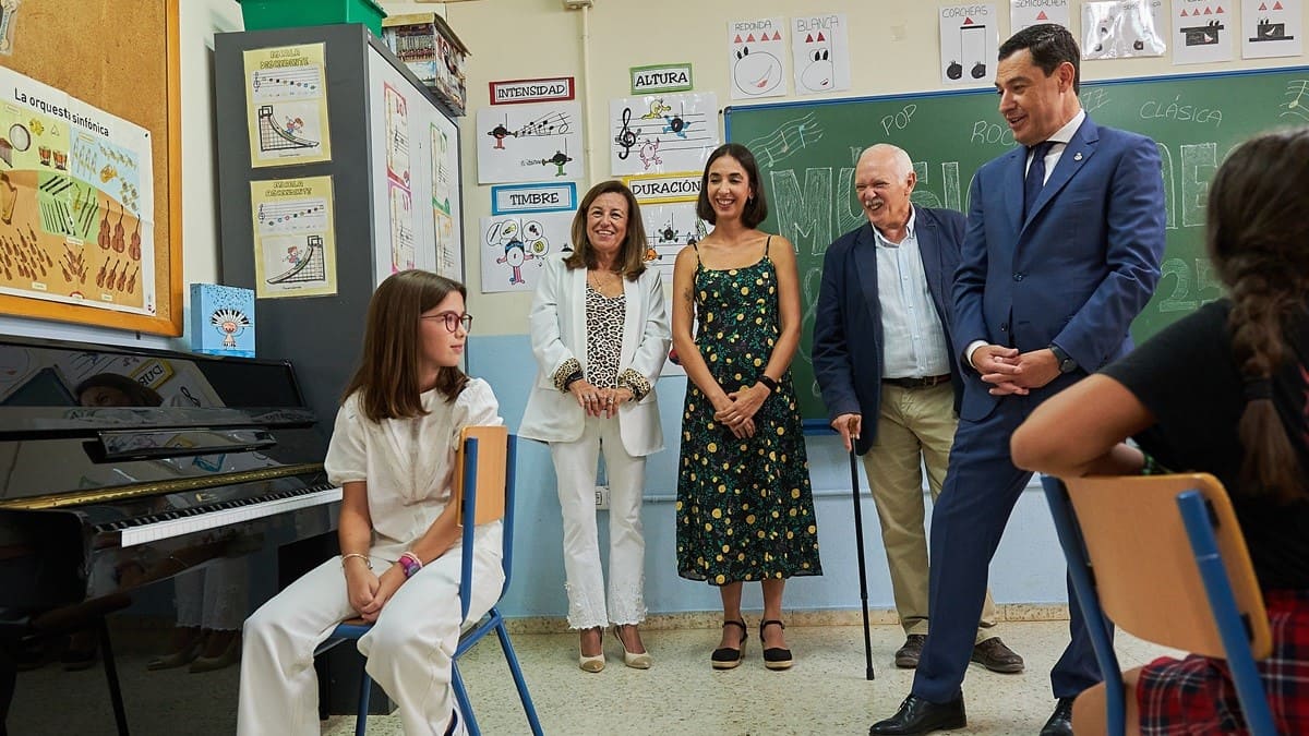 El presidente andaluz, en un acto reciente con escolares | Salvador López Medina