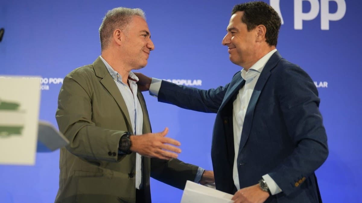 Elías Bendodo, junto a Juanma Moreno durante un acto en Las Gabias