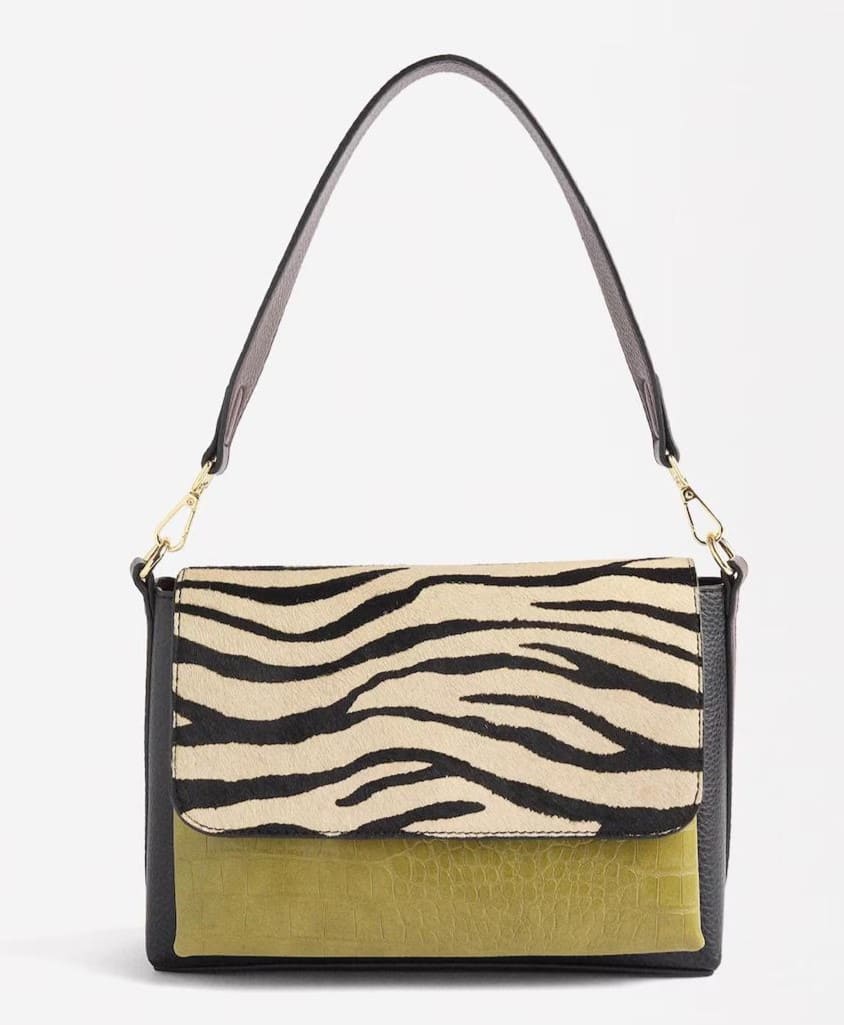 Bolso de hombro con solapa y cierre de imán con estampado animal print