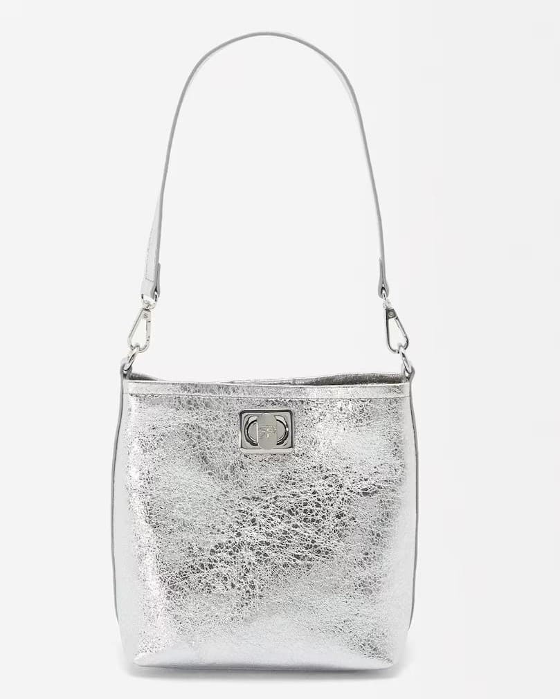 Bolso de hombro estilo bucket metalizado con cierre de botón en liso