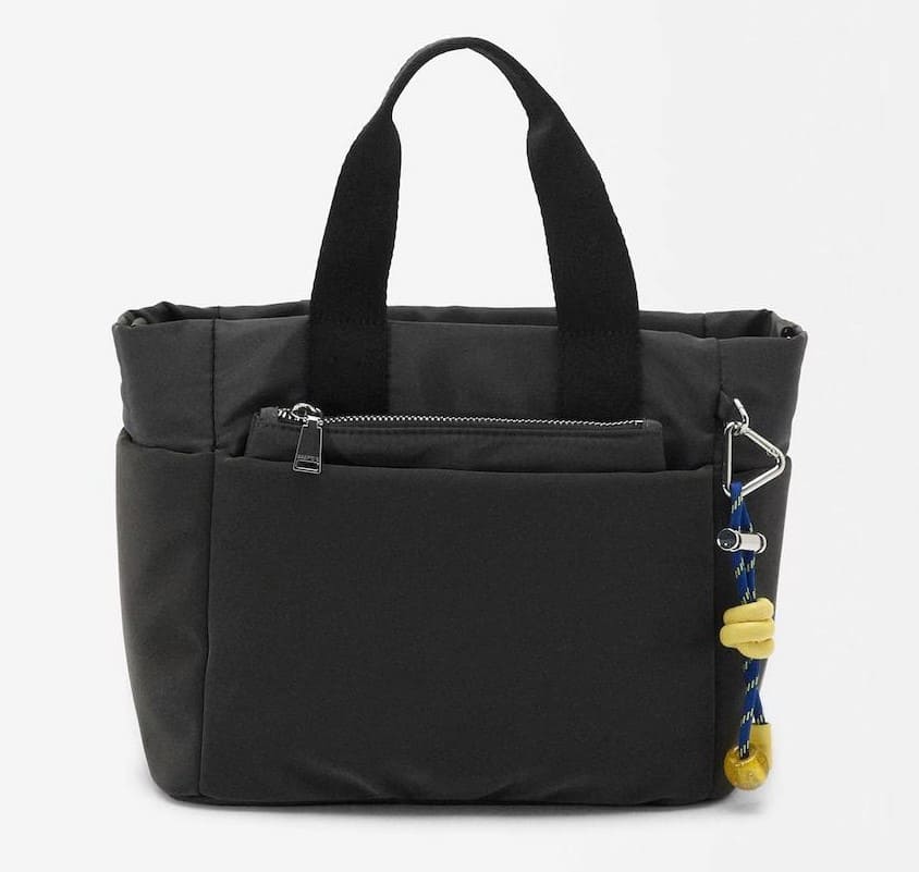 Bolso de mano estilo tote acolchado con cierre de cremallera y abalorio