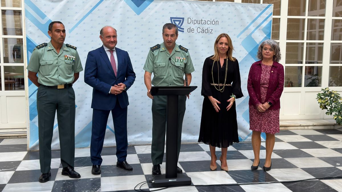 La presidenta de la Diputación, Almudena Martínez, y el coronel jefe de la Comandancia de la Guardia Civil en Cádiz, Luis Martín Velasco en la rueda de prensa | Rafa Domínguez