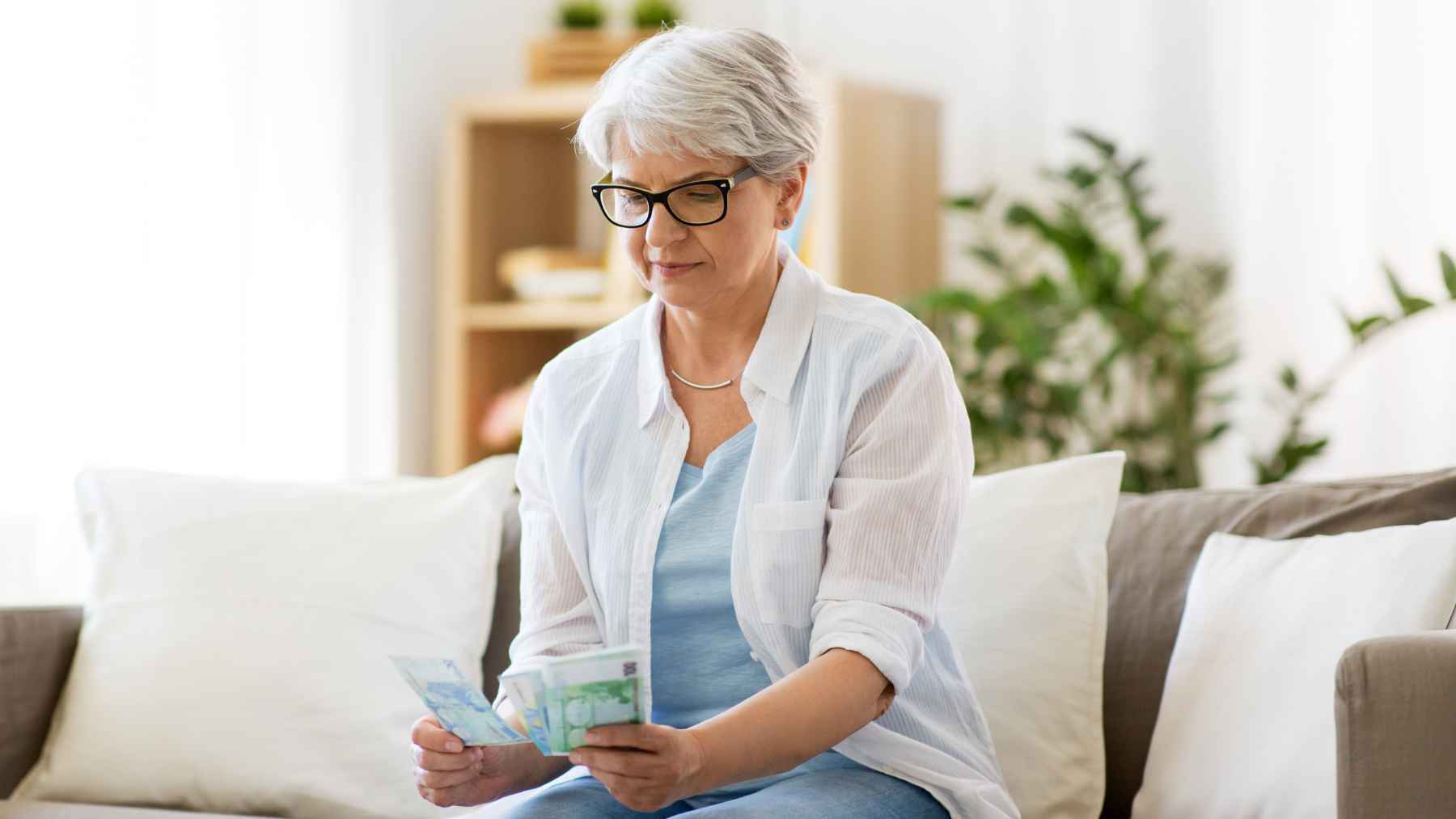 Una pensionista recibe el último extra de la Seguridad Social