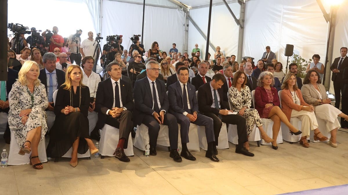 Numerosas personalidades políticas se han dado cita en el acto | Cristo García