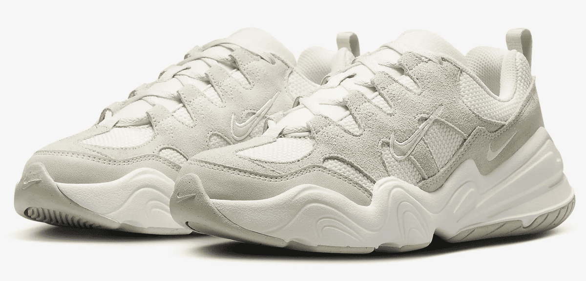 Las zapatillas Nike Tech Hera para mujer en color beige y blanco
