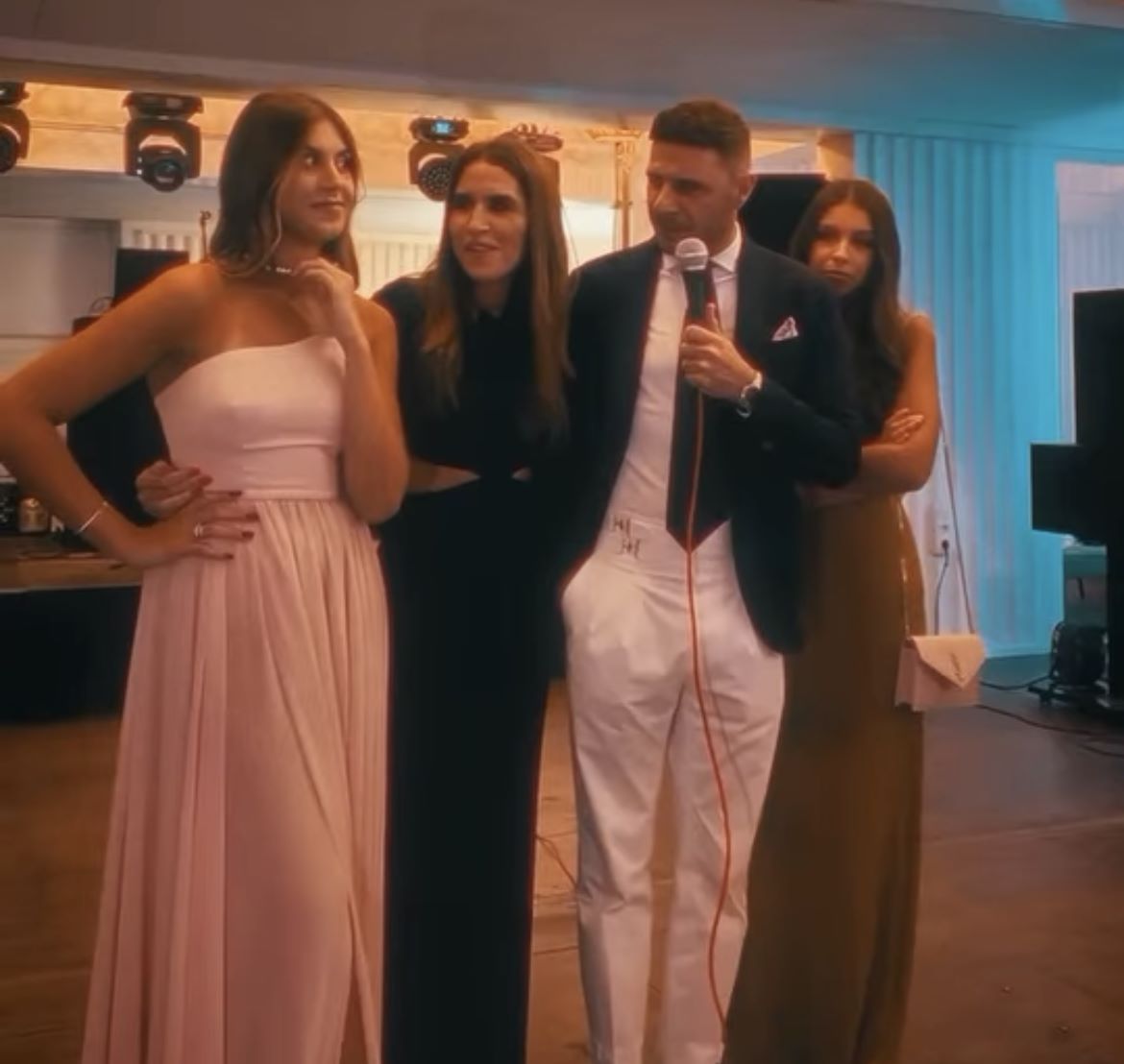 Joaquín Sánchez y Susana Saborido junto a sus hijas Daniela y Salma | IG