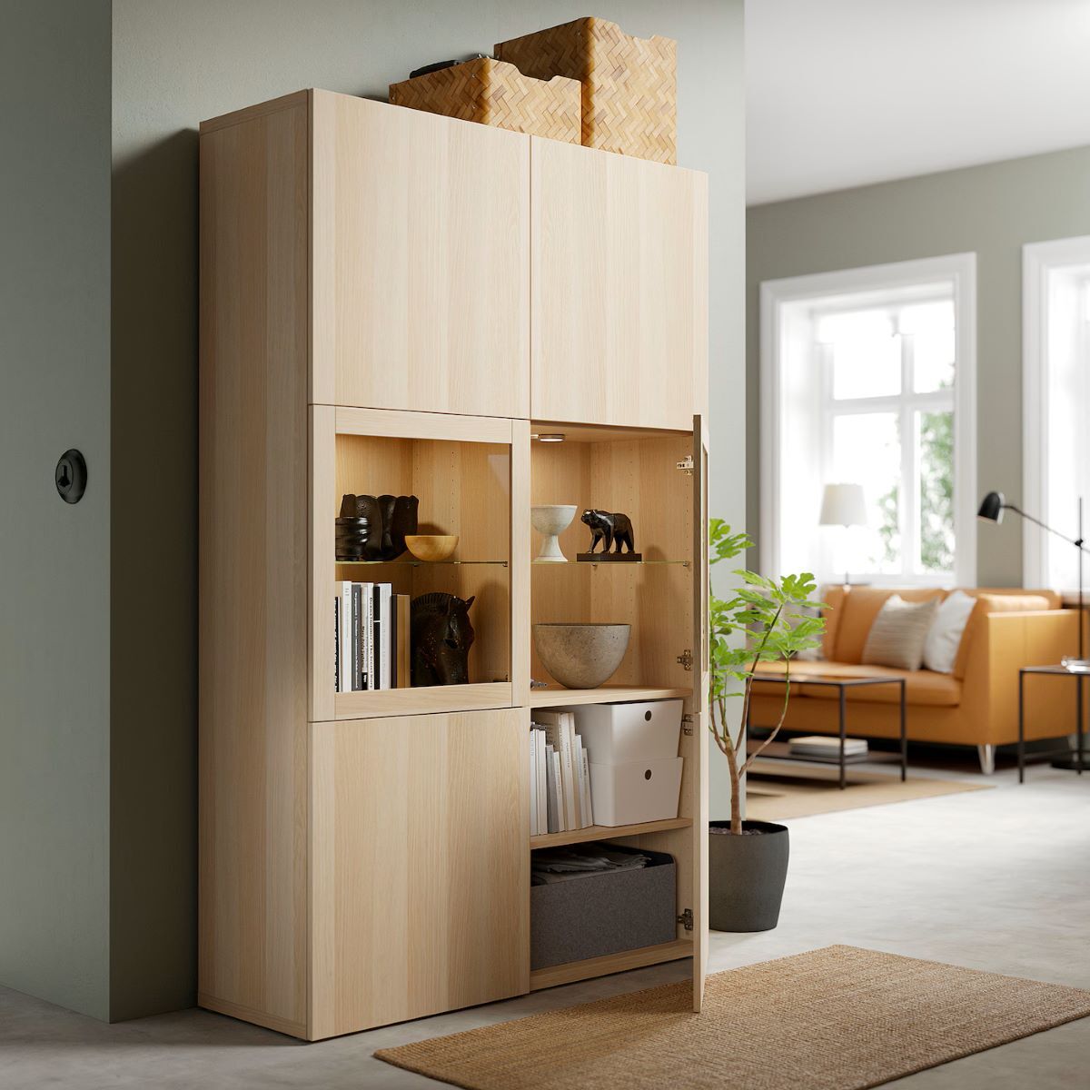 Mueble con vitrina de la serie BESTÅ de Ikea