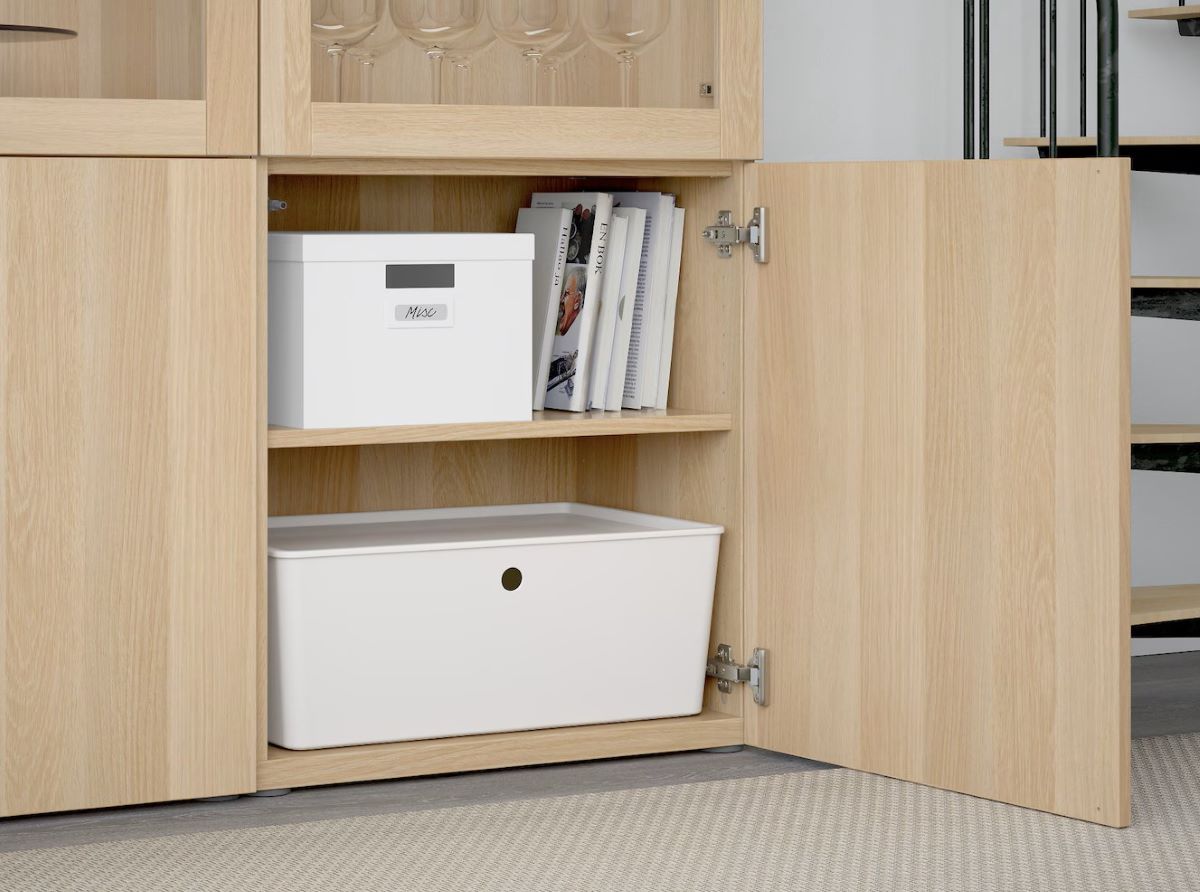 Mueble con vitrina de la serie BESTÅ de Ikea
