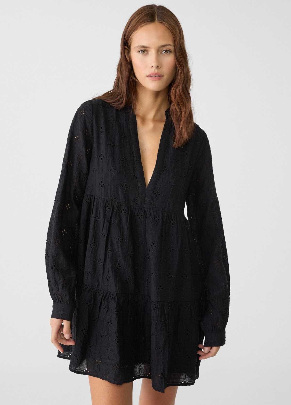 Vestido fluido corto bordados de Stradivarius