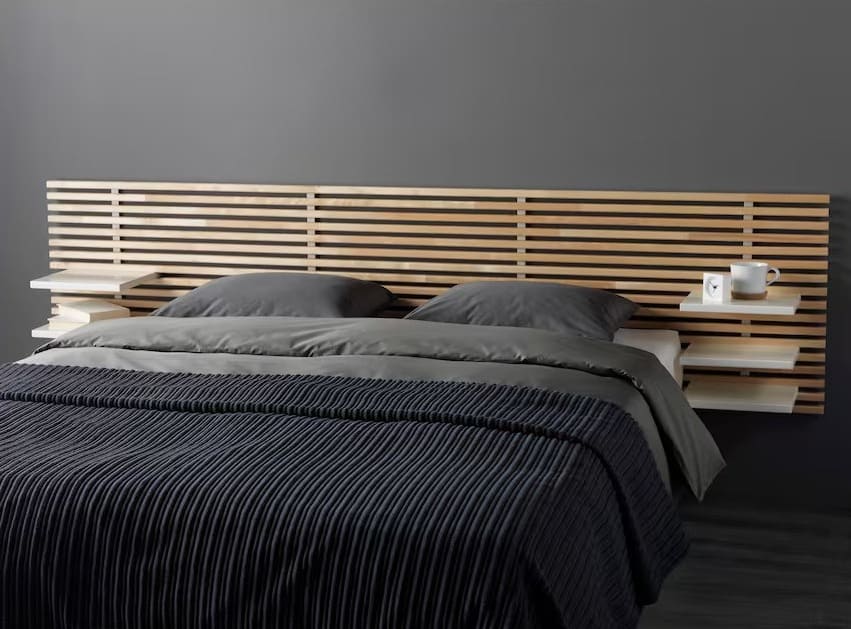 El cabecero de abedul con estantes blancos MANDAL de Ikea