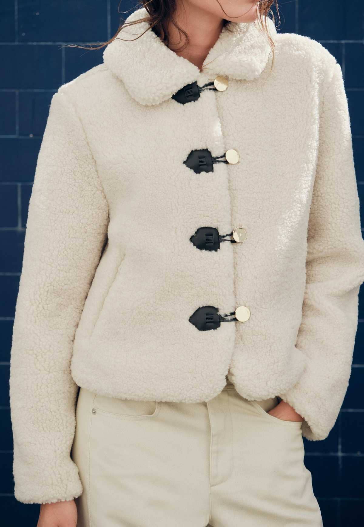 Abrigo corto borreguito de Zara