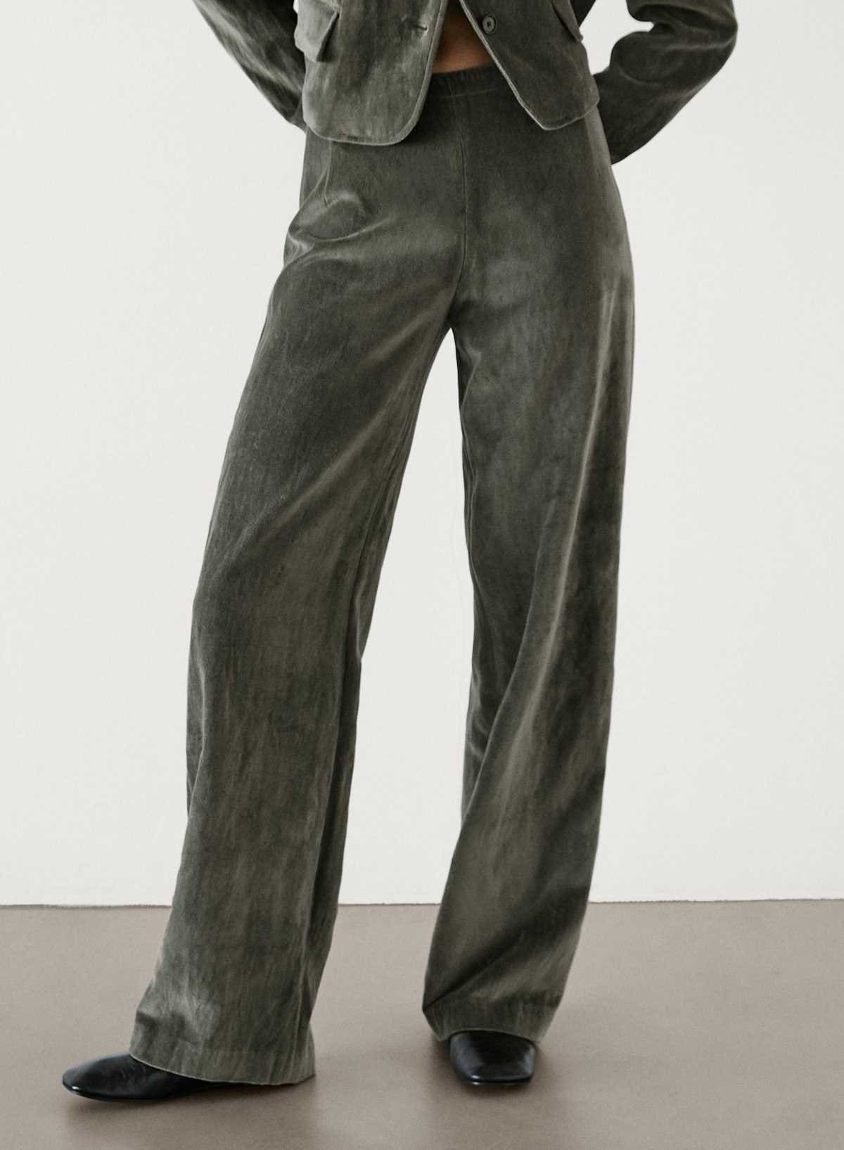 Pantalón wide leg velvet arrugado de Massimo Dutti