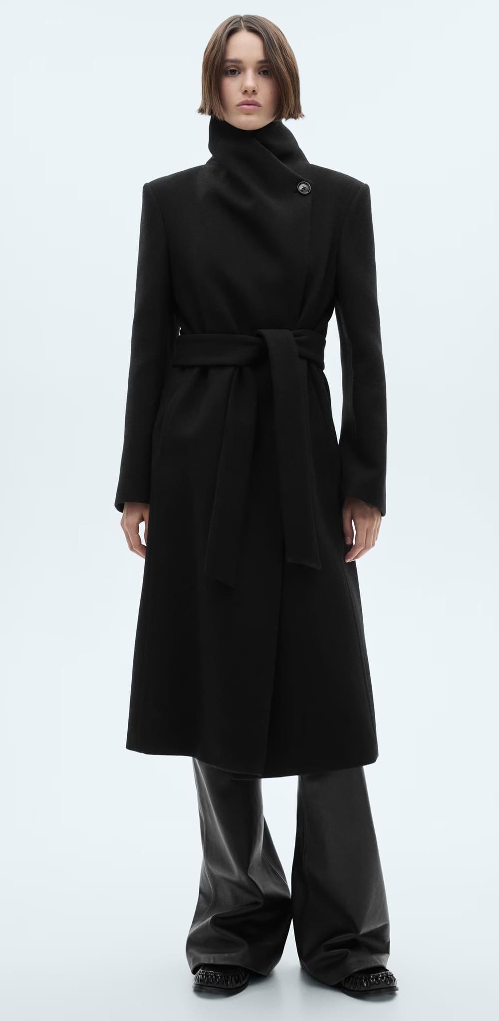 El nuevo abrigo largo de lana negro de Mango