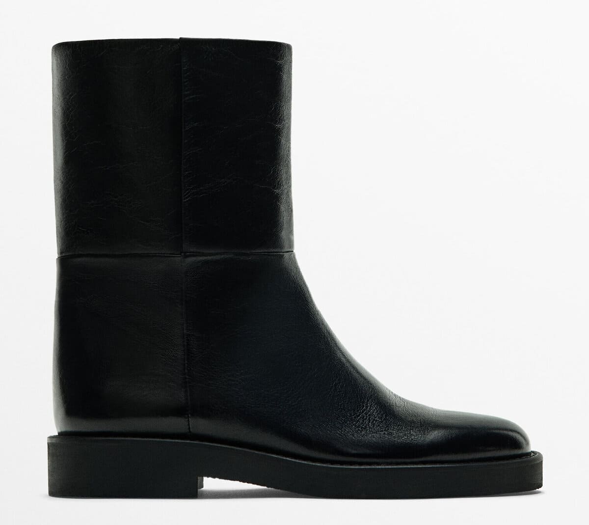 El botín de piel de vacuno en color negro de Massimo Dutti