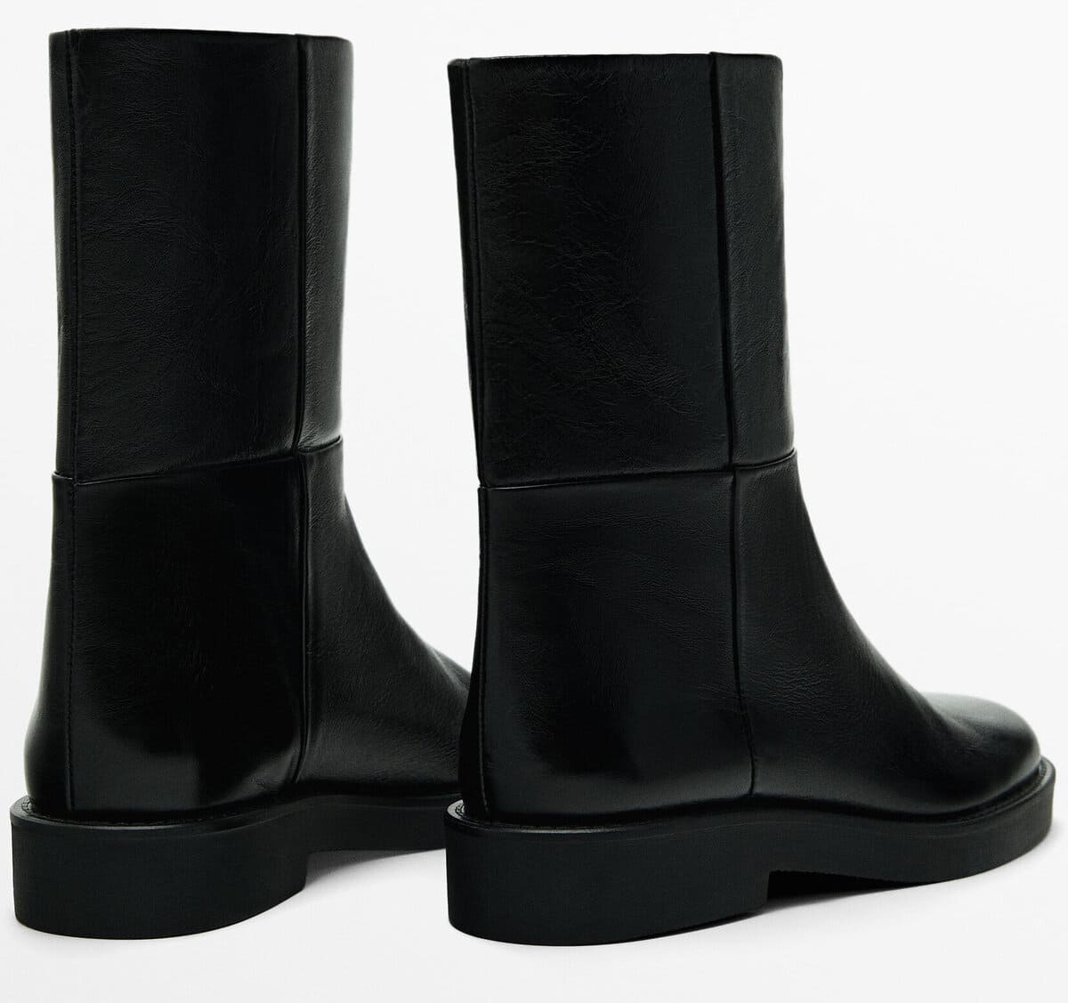 El botín de piel de vacuno en color negro de Massimo Dutti