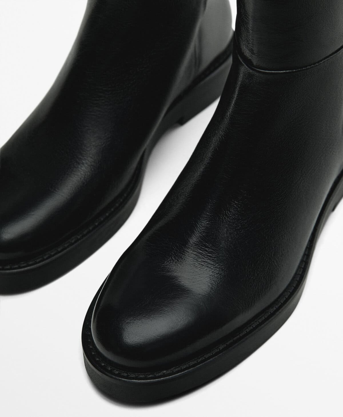 El botín de piel de vacuno en color negro de Massimo Dutti