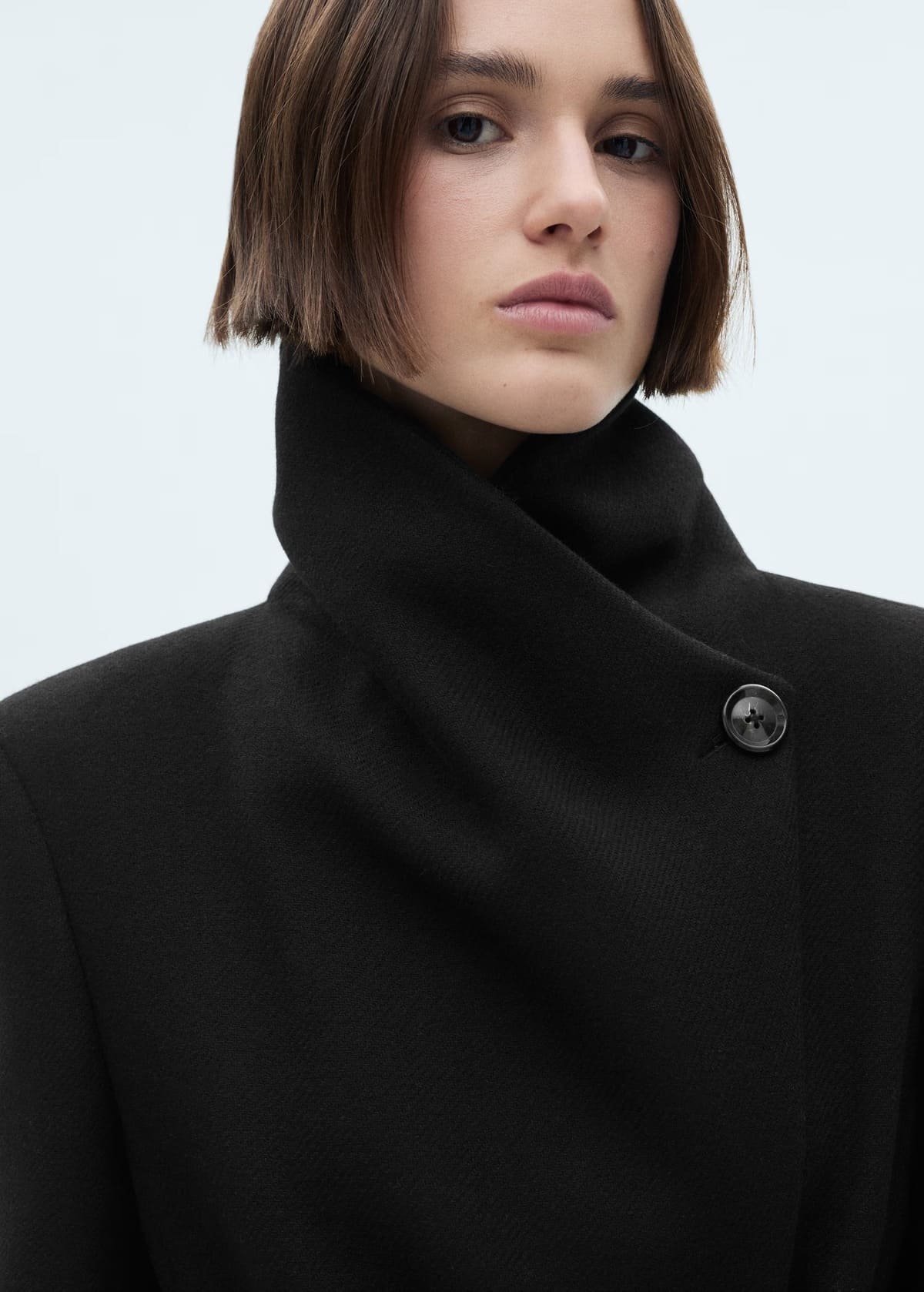 El nuevo abrigo largo de lana negro de Mango