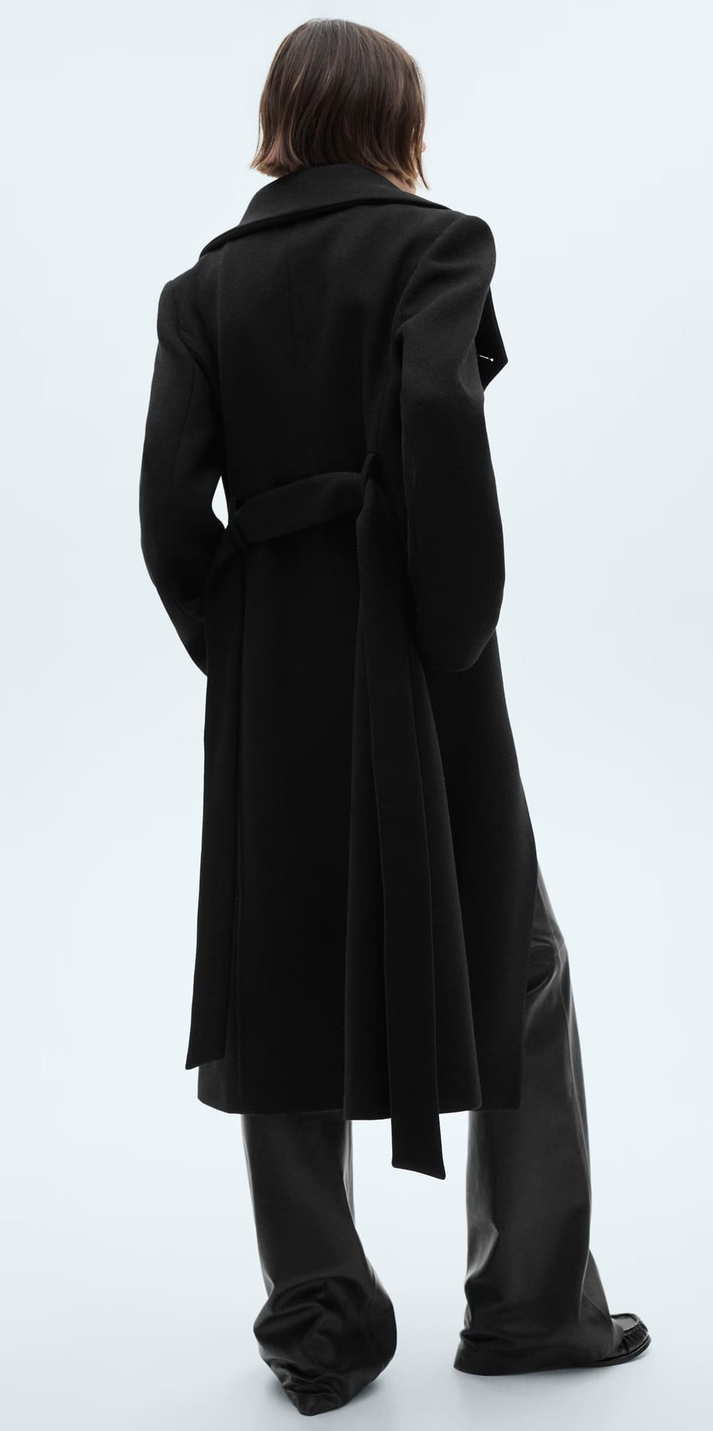 El nuevo abrigo largo de lana negro de Mango